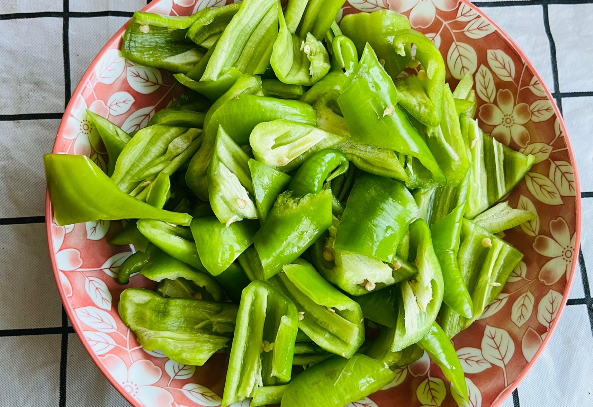 Preparation instructions for slicing 6 green peppers.