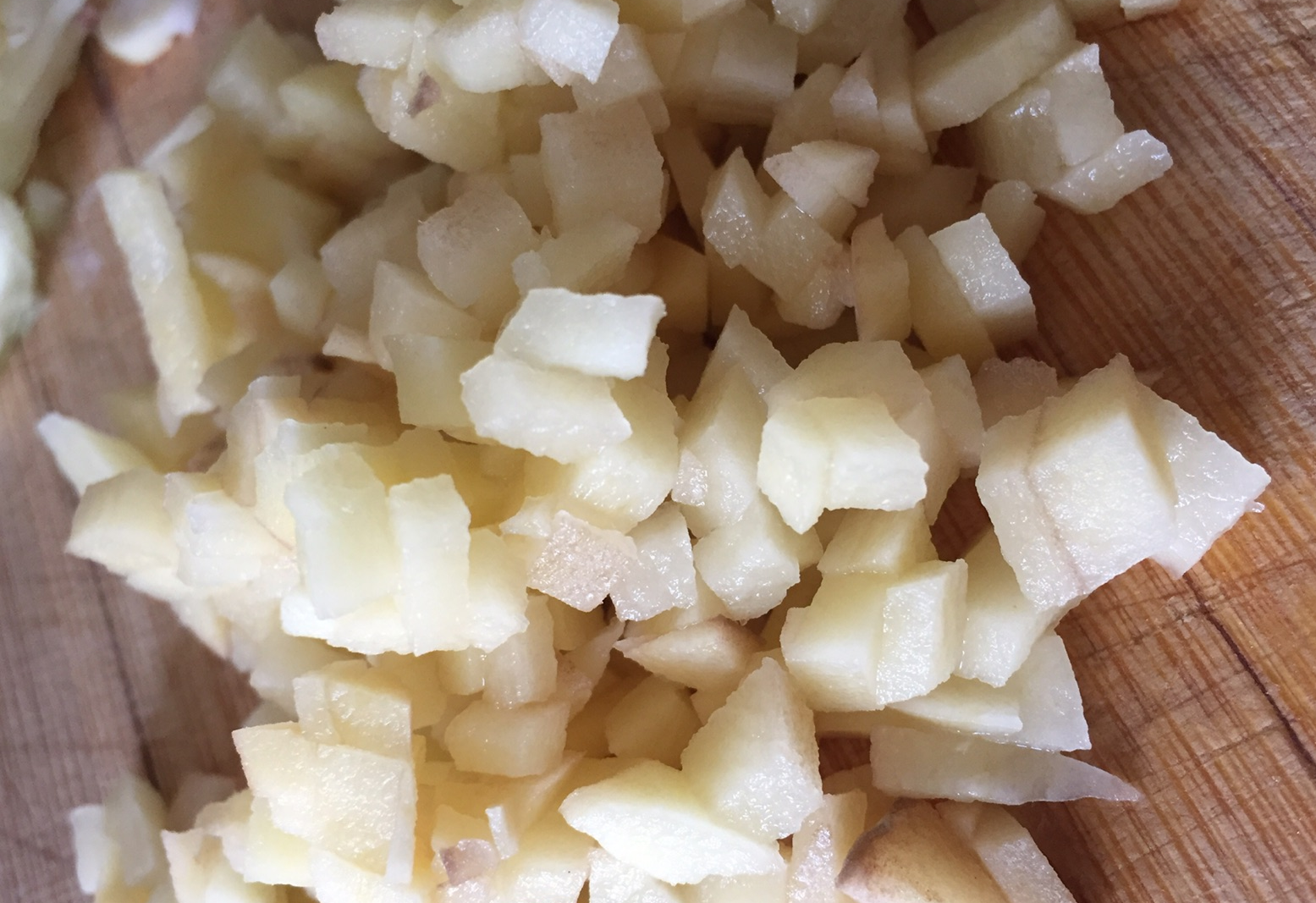 Prepare 30g potatoes: peel, wash, and dice into cubes.