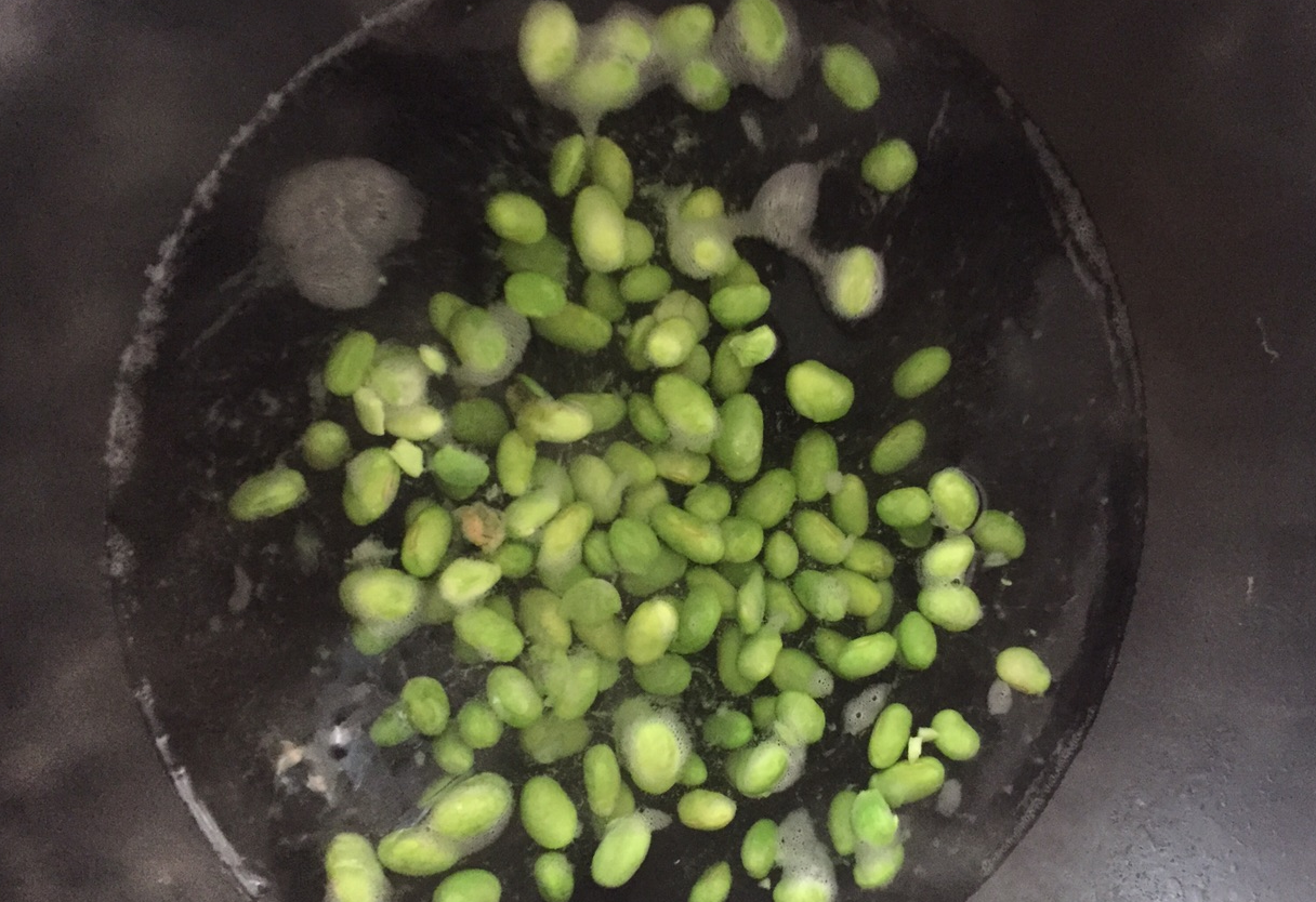 Blanch 30g of fresh edamame in boiling water, then cool in cold water.