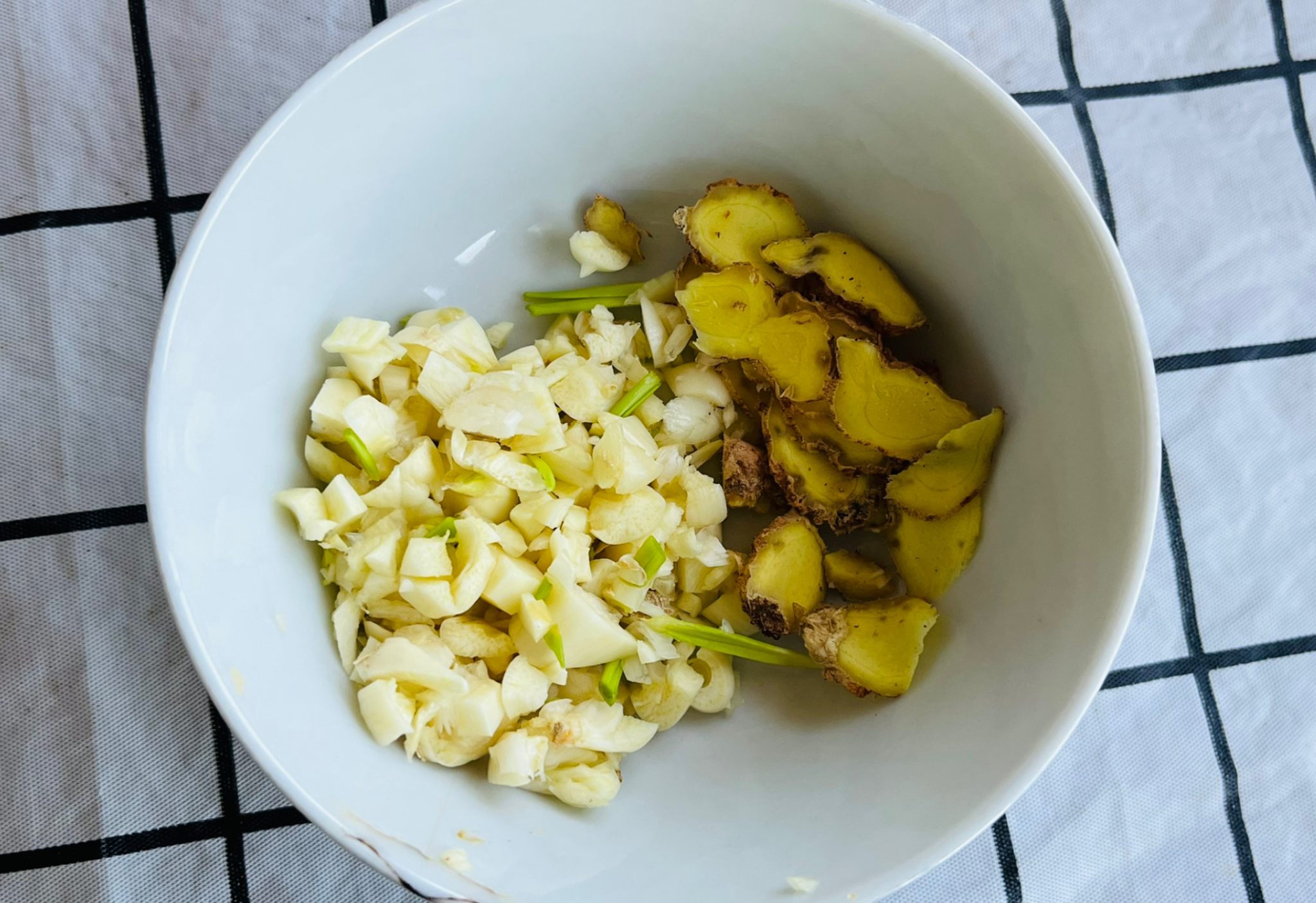 Prepare garlic and ginger: wash, finely chop 3 cloves and 3 slices respectively.