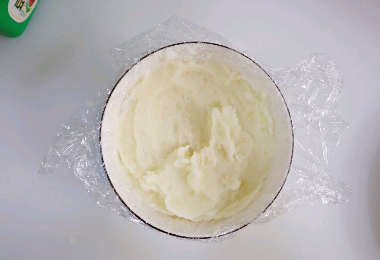 Smooth mashed potatoes and cover with plastic wrap after mashing.