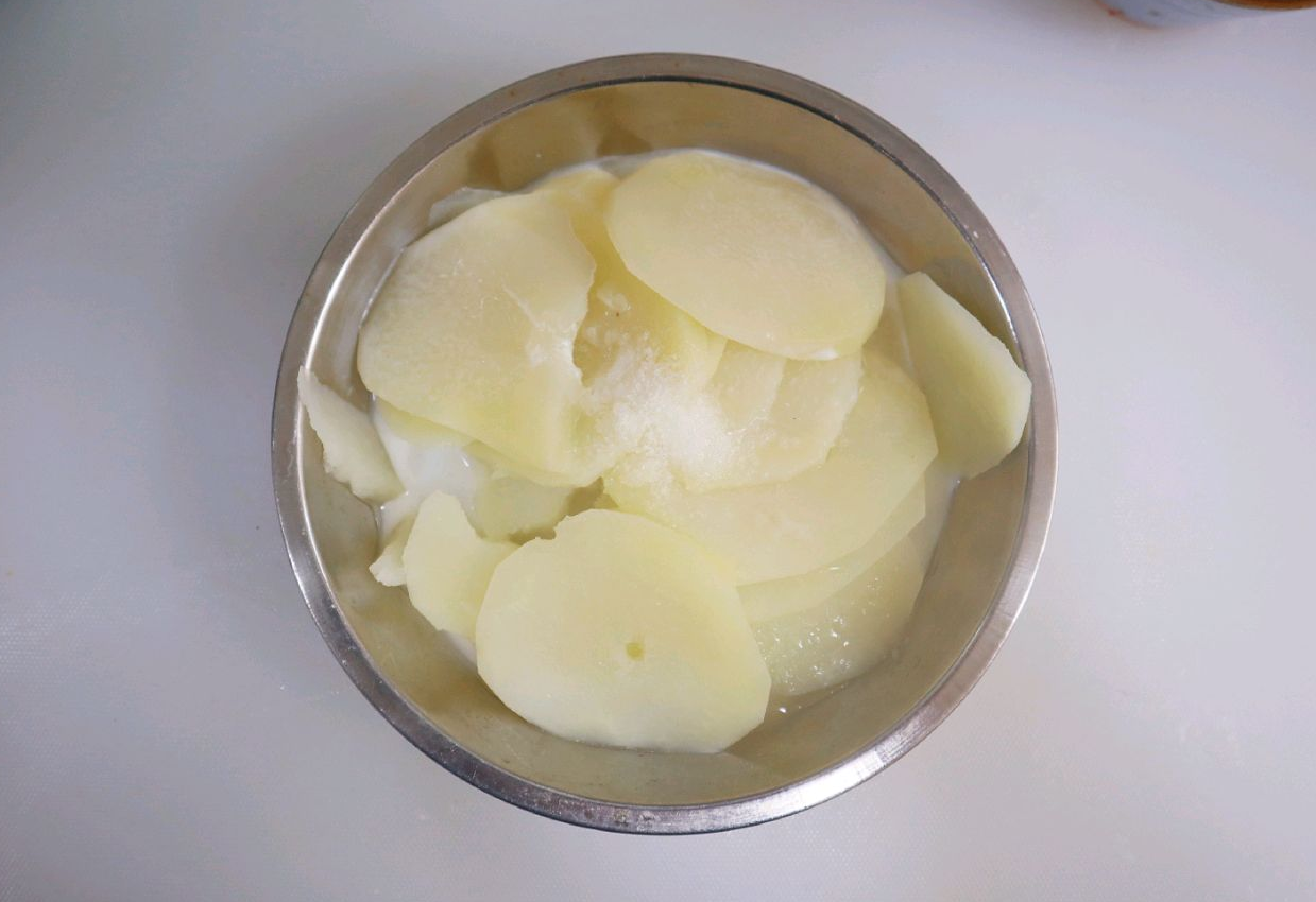 Steamed potatoes seasoned with salt and milk.