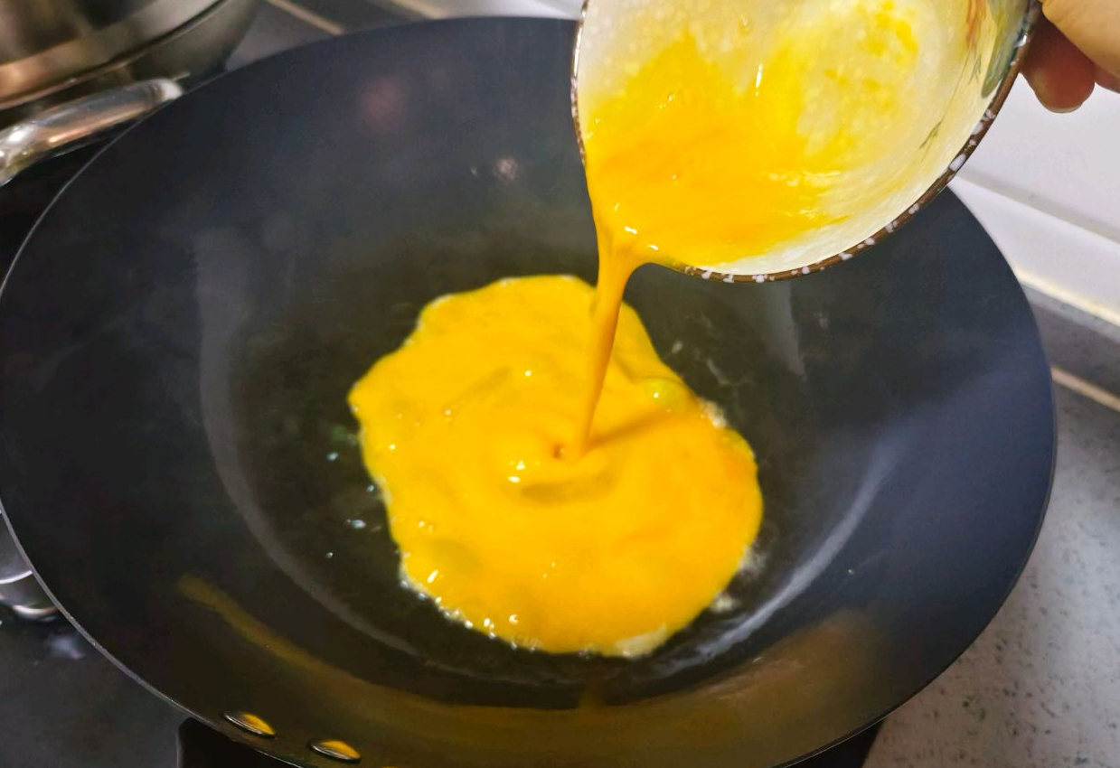 Beat 3 eggs, heat oil, pour in eggs, and stir in a pan.