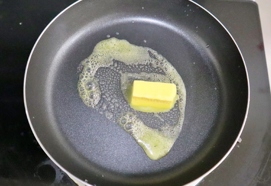 Melt butter in a pan (10g).