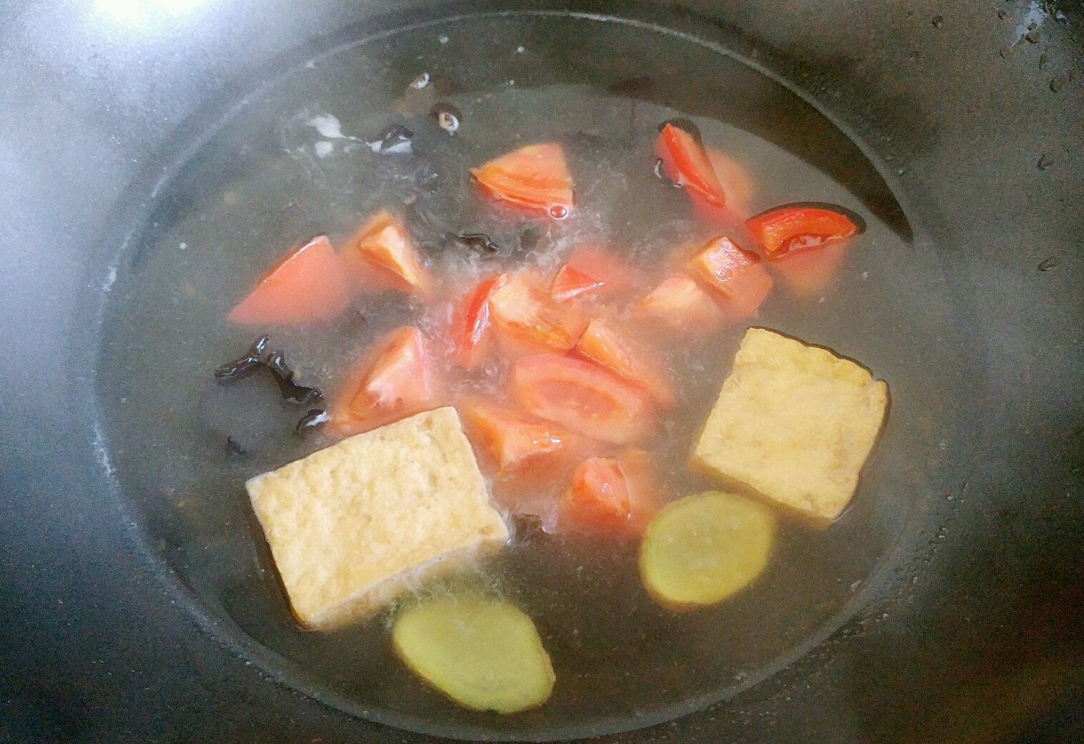 Make a tomato-based soup base with chopped tomatoes and pepper powder.