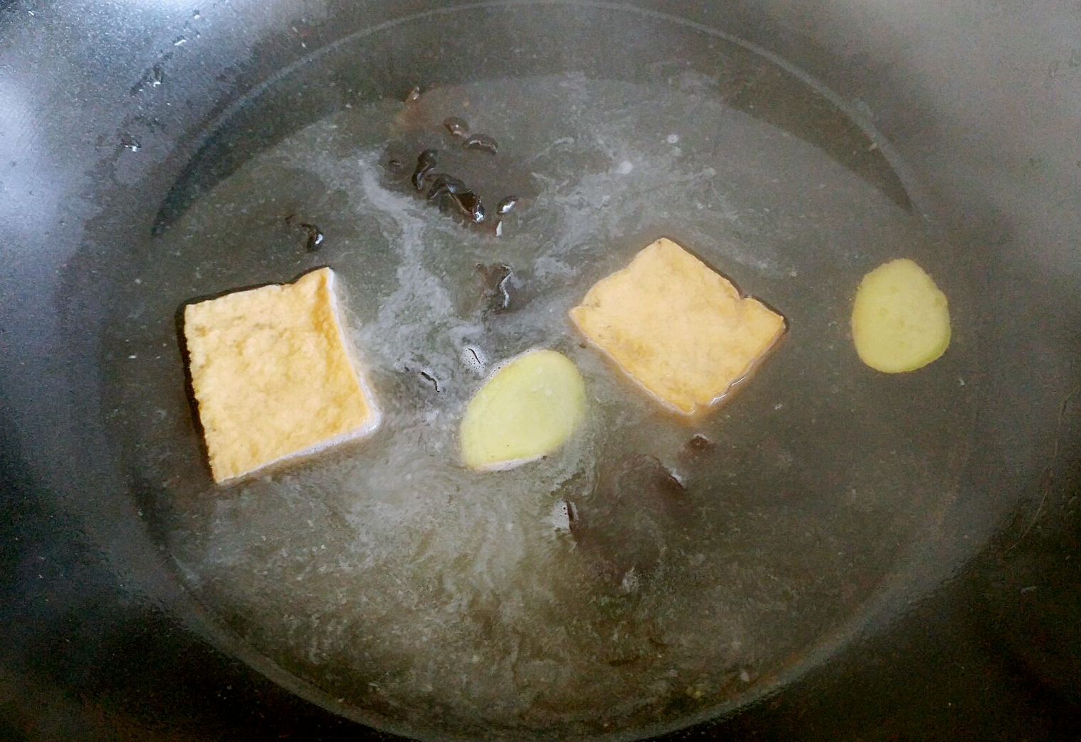 Boil water, add tofu, cook for 2-3 minutes.