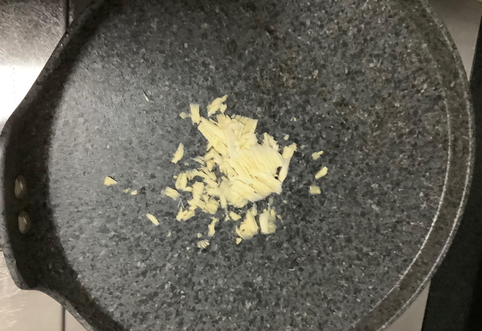 Melt 4g of butter in a skillet.