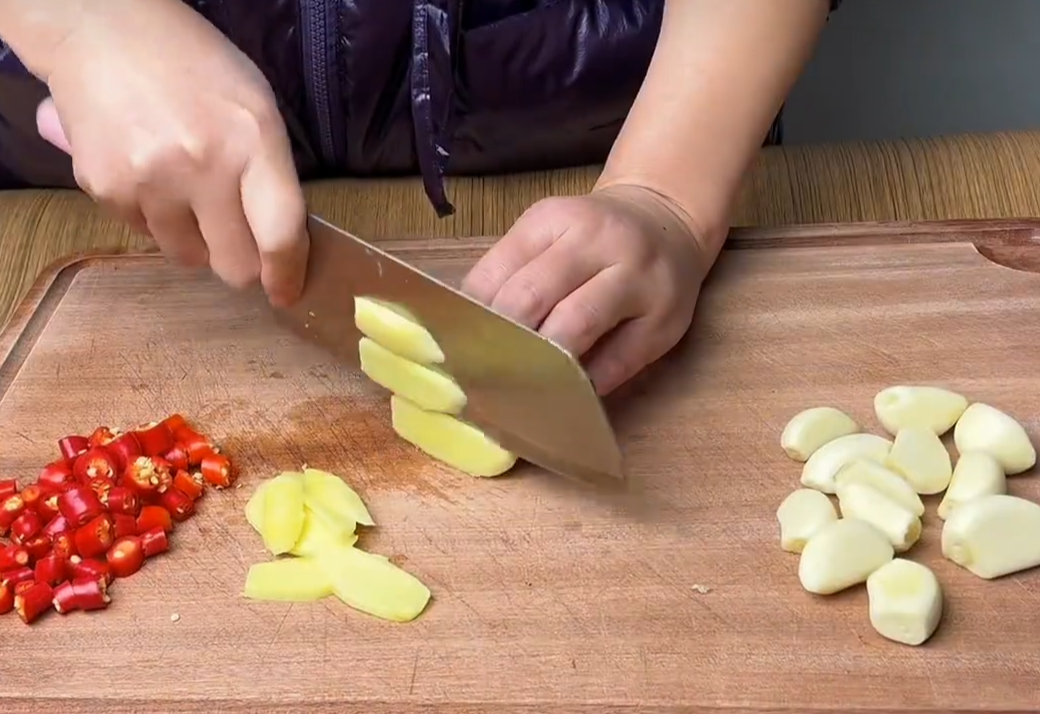 Prepare chili peppers, ginger, and garlic for marinating.