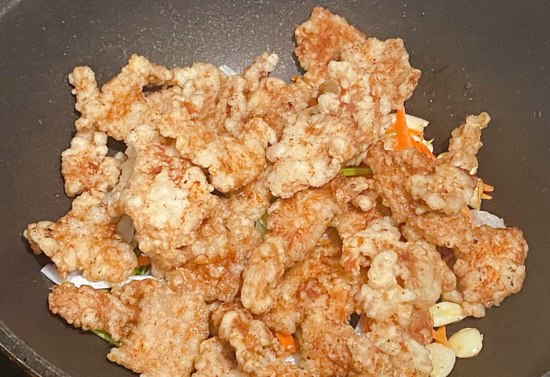 Fry meat slices in pan and stir-fry.