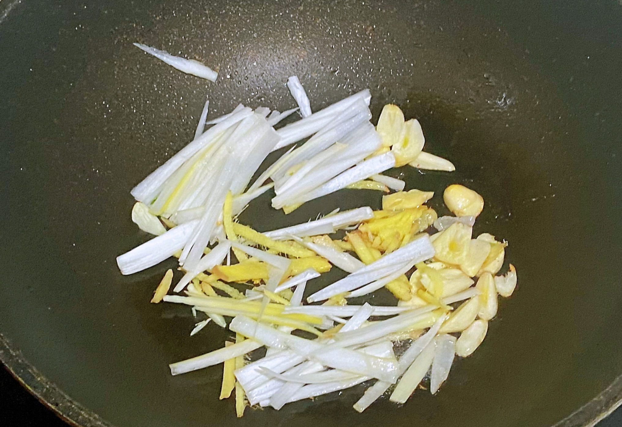 Sauté chopped onion, ginger, and garlic in oil until fragrant in separate pan.