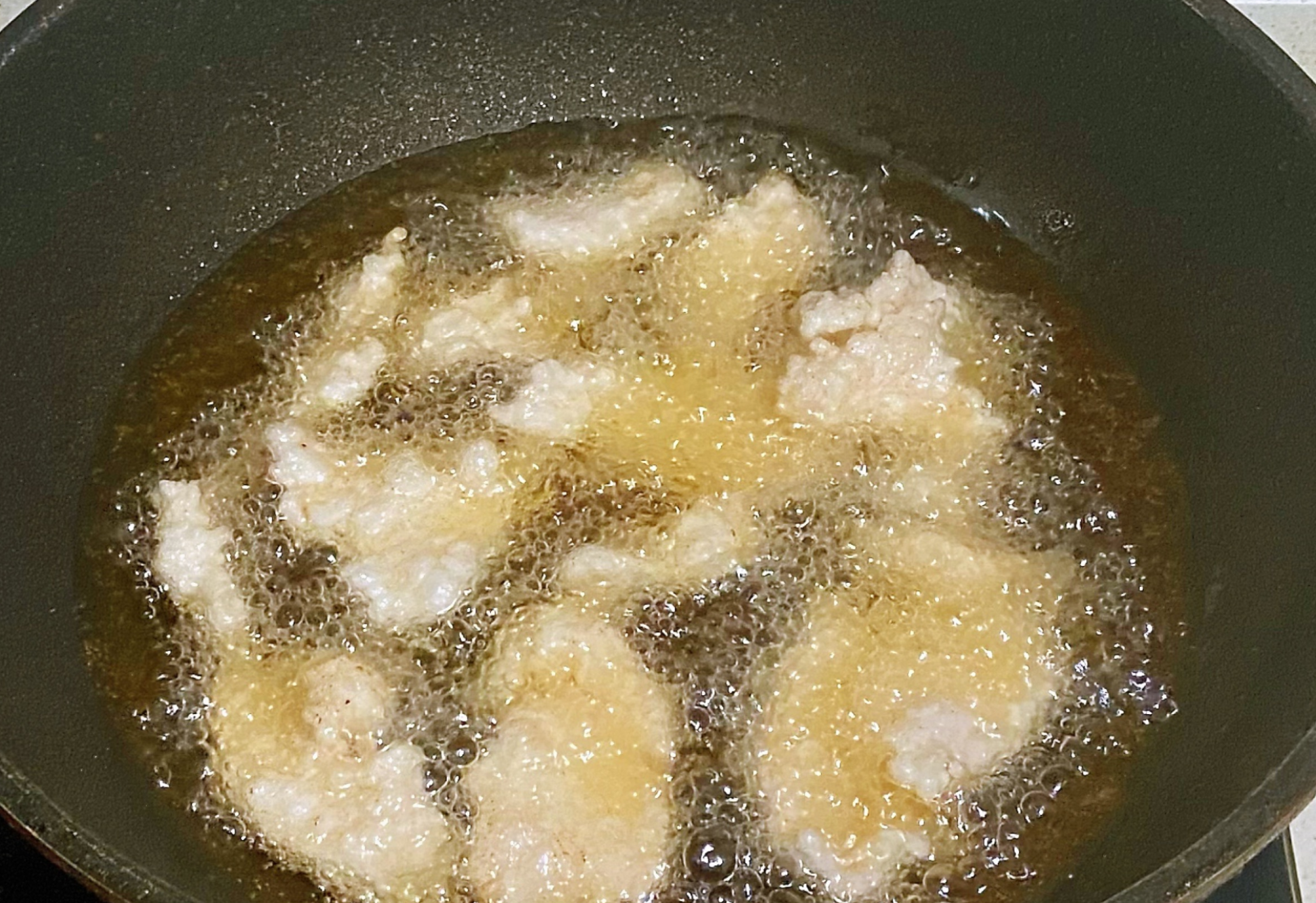 Fry meat slices until crispy, remove.