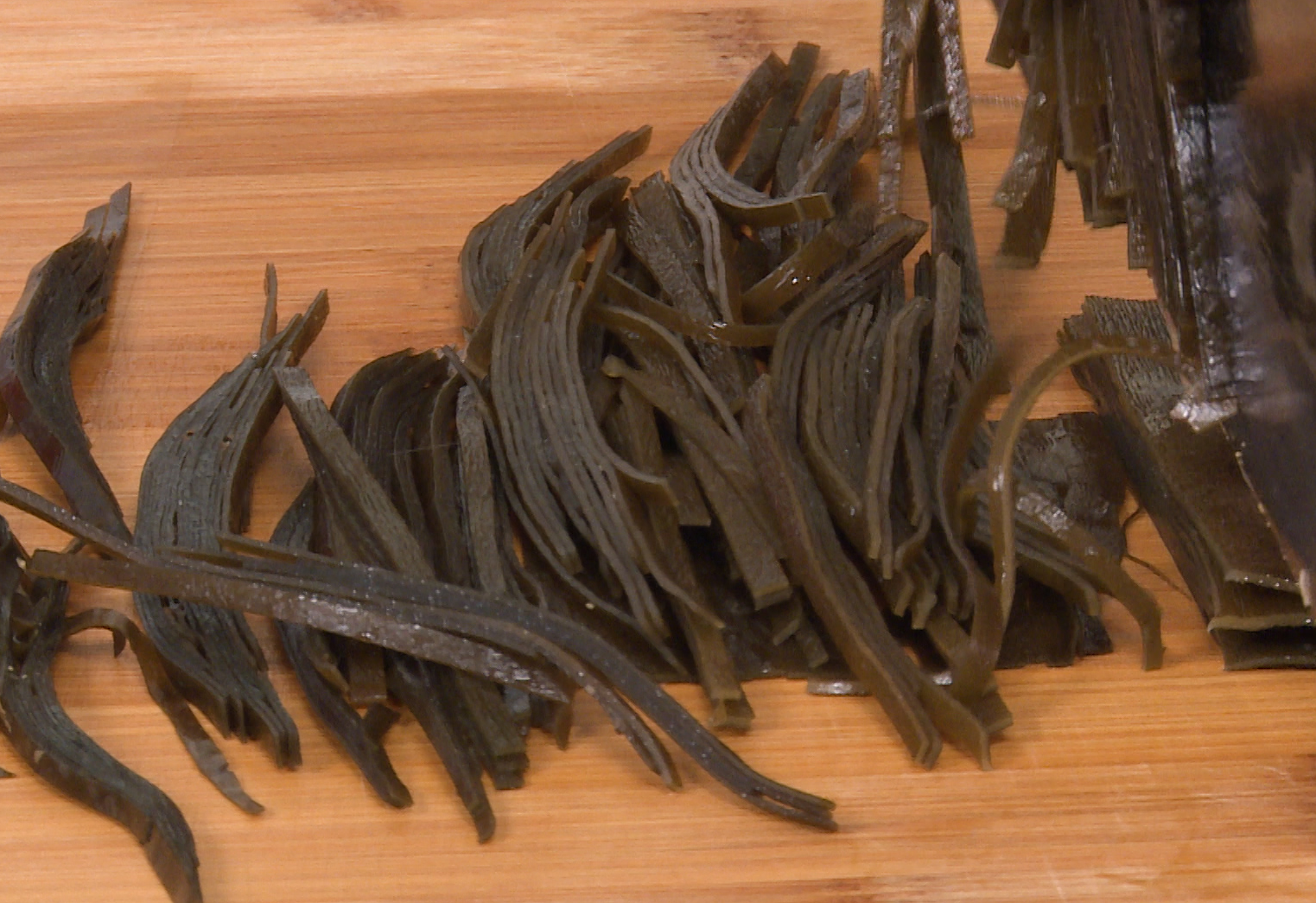 Soak and slice dried kelp for cooking by preparing it properly.