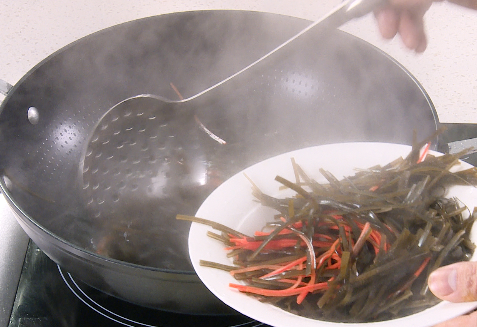 Blanch kelp and carrots, then transfer to a bowl.