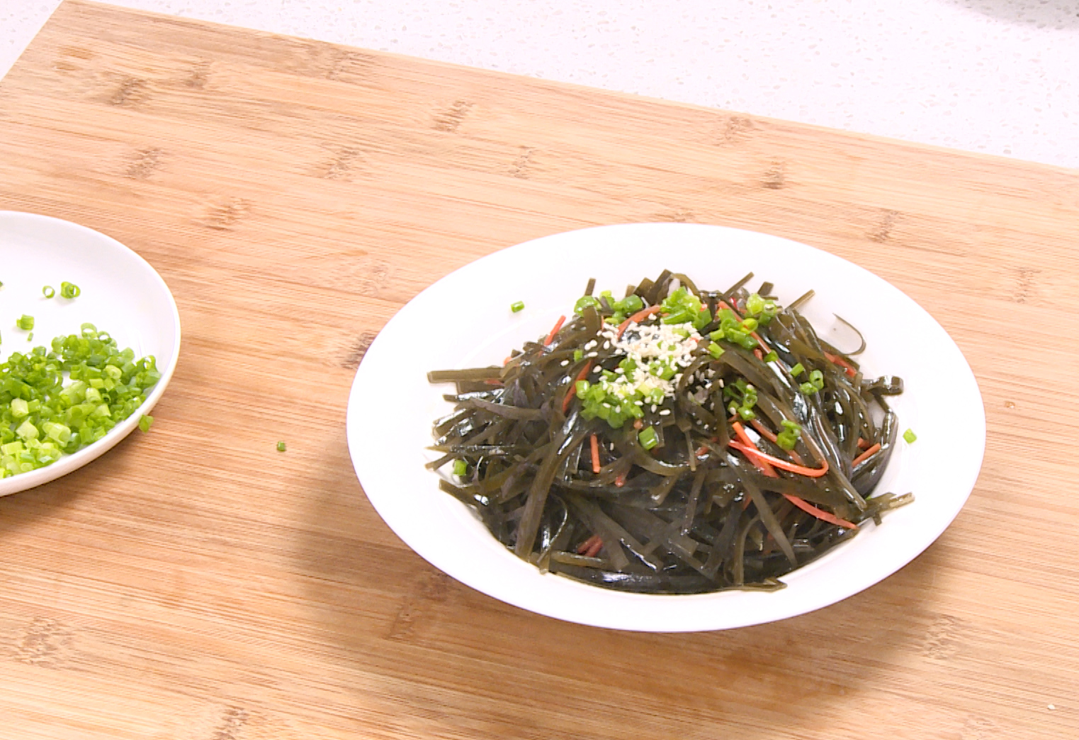 Assemble kelp salad: Add bell pepper, dressing, hot oil, and toppings. Serve and enjoy!