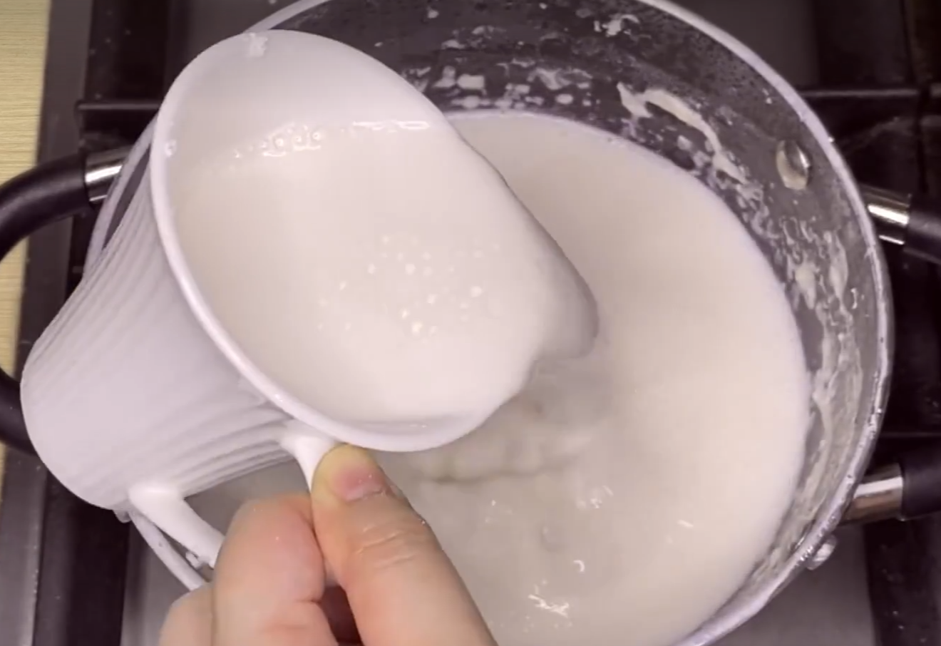 Add cornstarch mixed milk to hot milk, stir well.