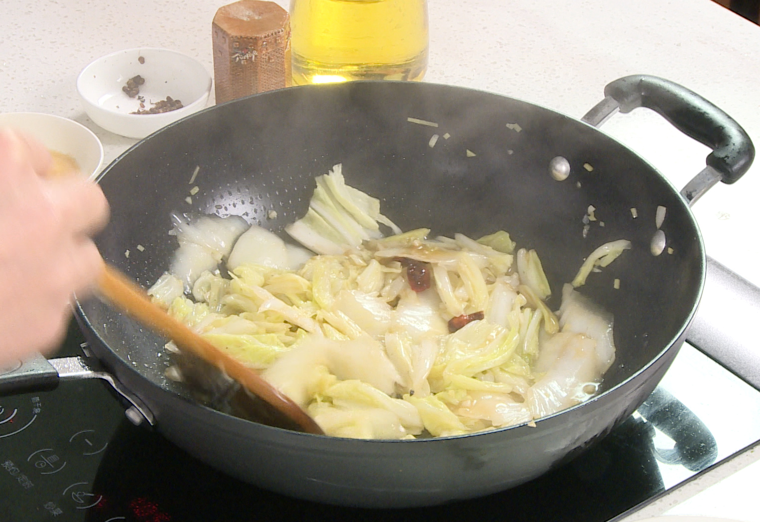 Stir sauce, pour over cabbage, coat evenly, cook until thickened.