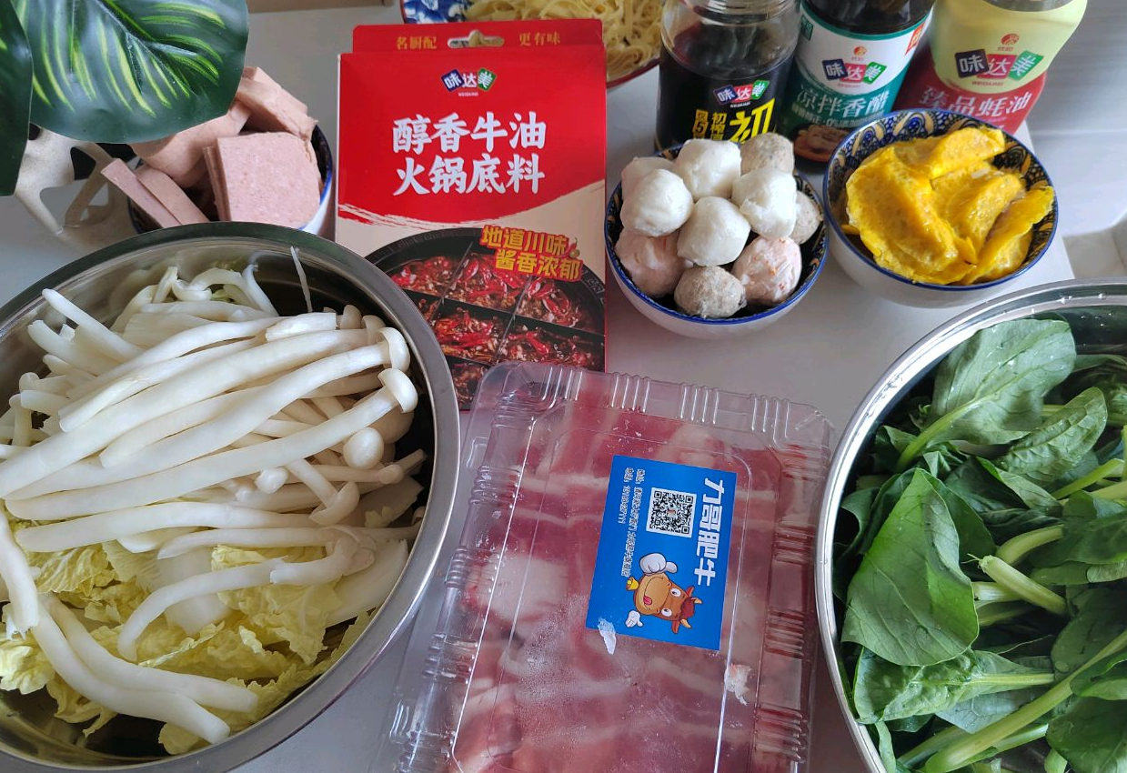 Prepare ingredients: bok choy, mushrooms, mustard, luncheon meat, beef roll, dried tofu.