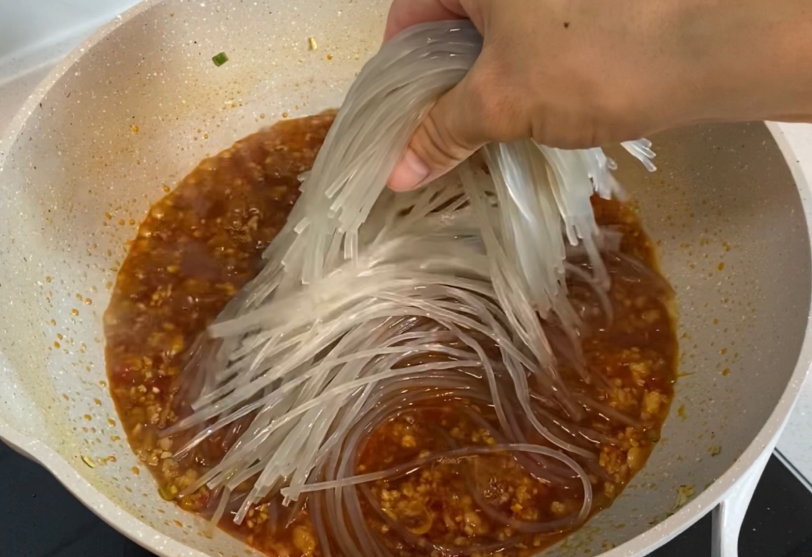 Add soaked sweet potato noodles to boiling sauce.