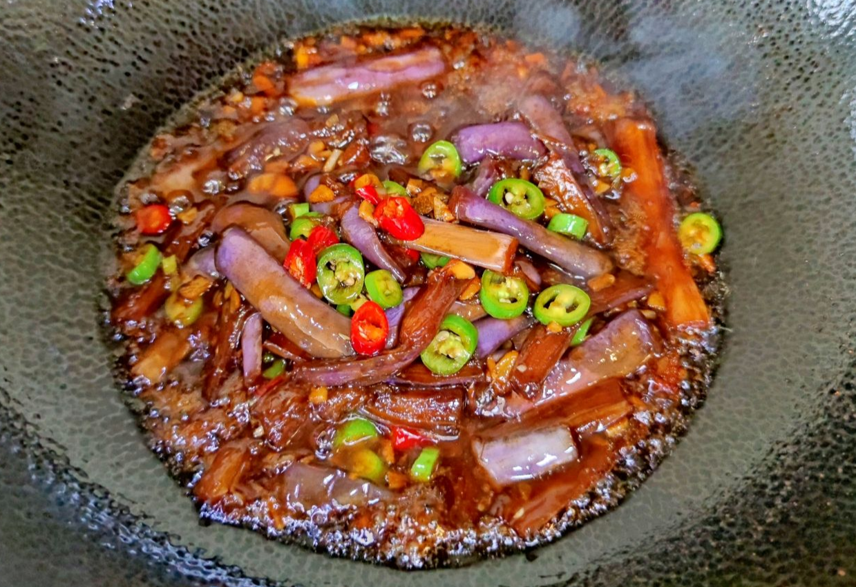 Combine ingredients and transfer to serving dish.