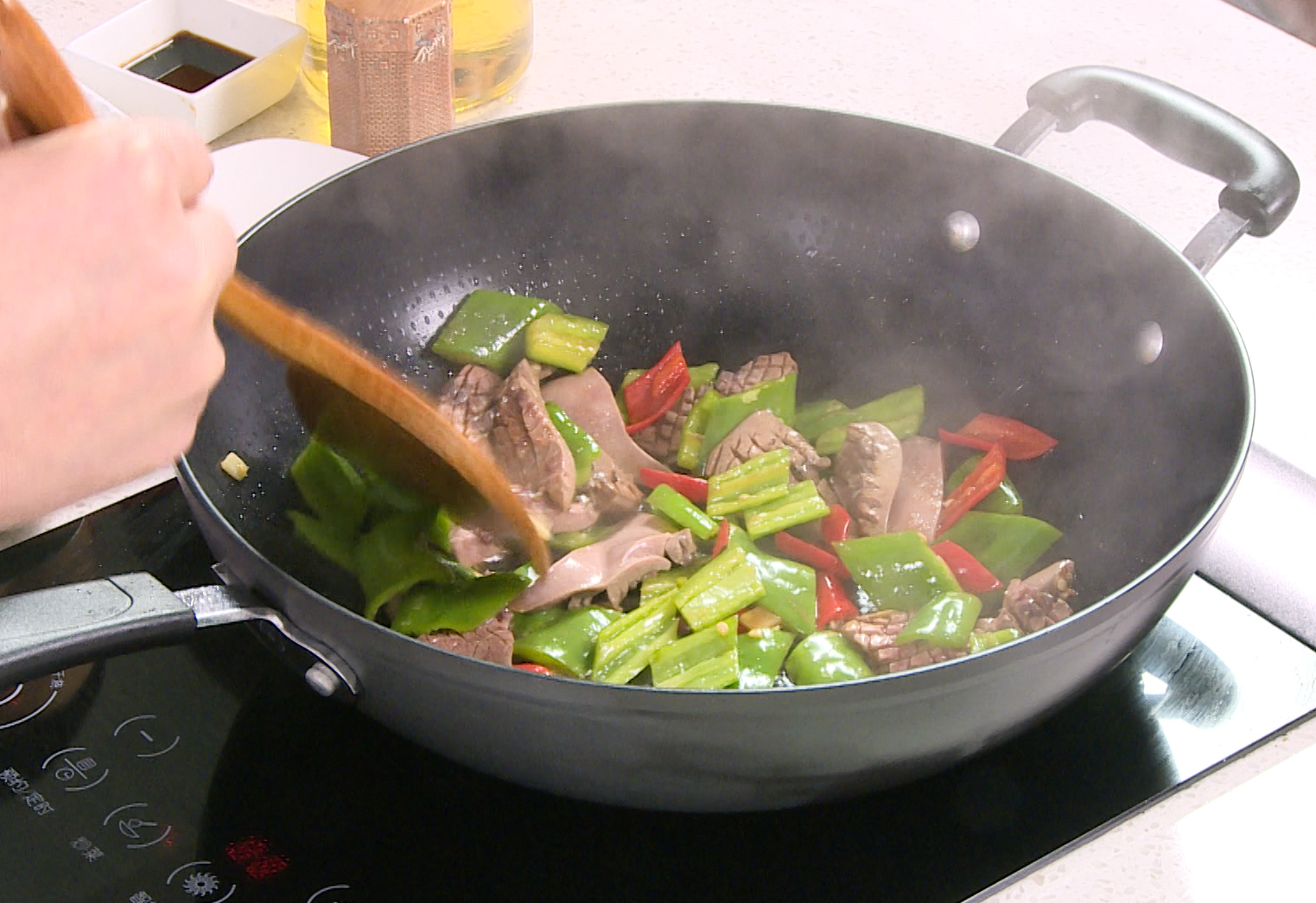 Cook pork kidney with white wine, soy sauce, salt, sugar, and peppers in skillet.