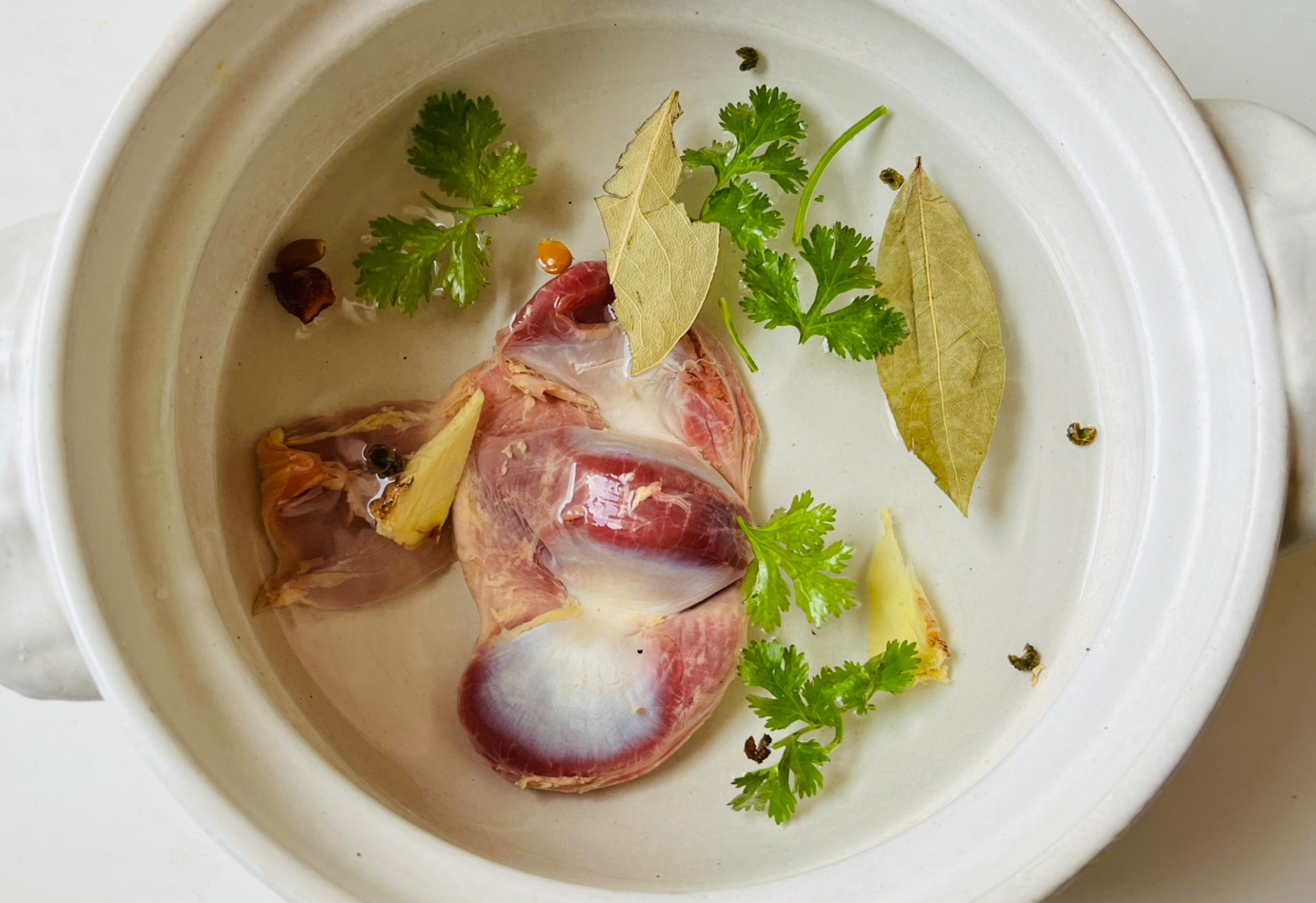 Recipe for boiling chicken gizzards with ginger, green onion, cooking wine, Sichuan peppercorns, and star anise.