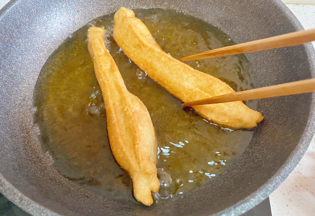 Tip for frying donut sticks evenly: Use chopsticks to continuously flip them.