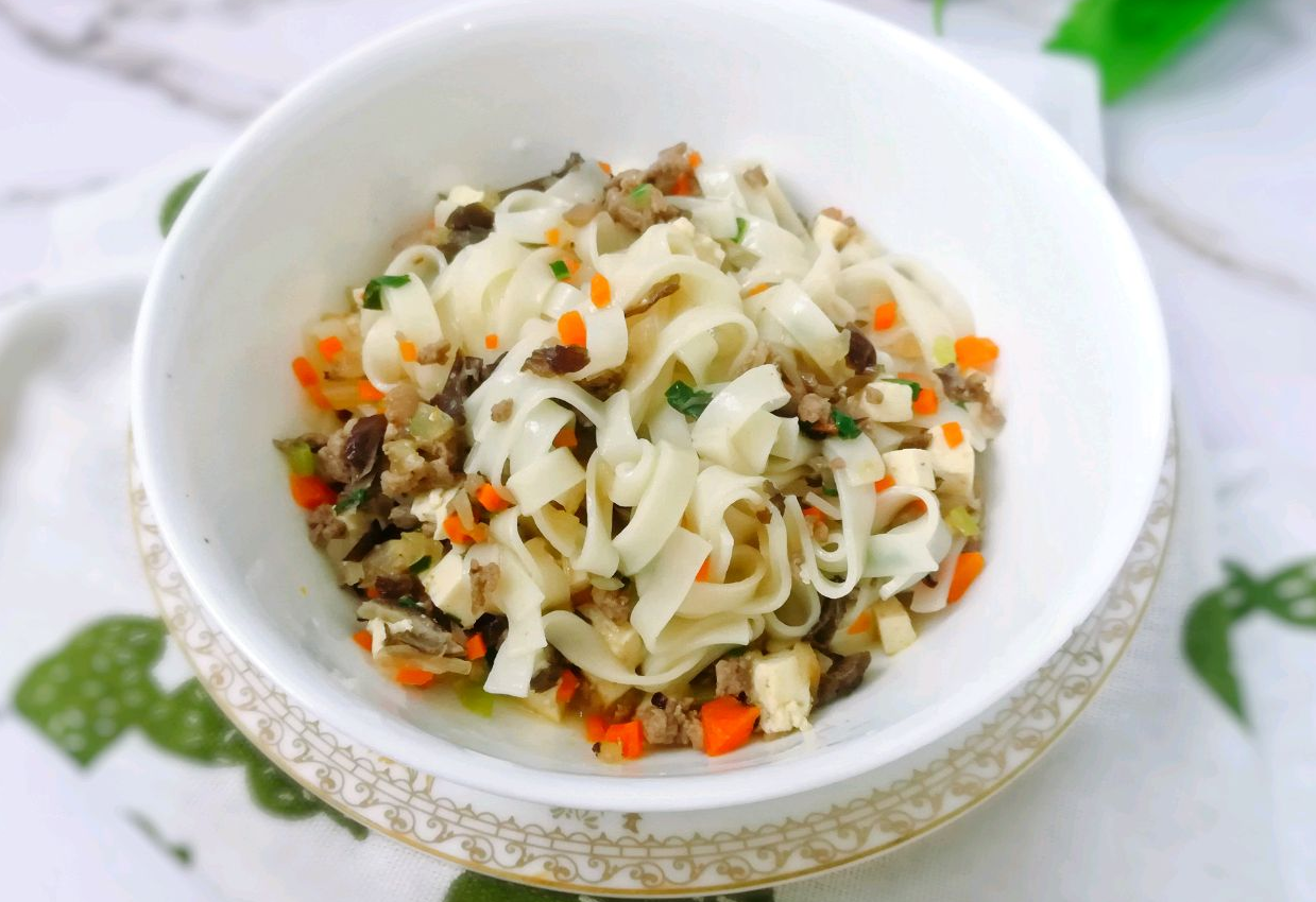 Cooked noodles topped with Saozi mixture; season with chili oil or chicken essence.