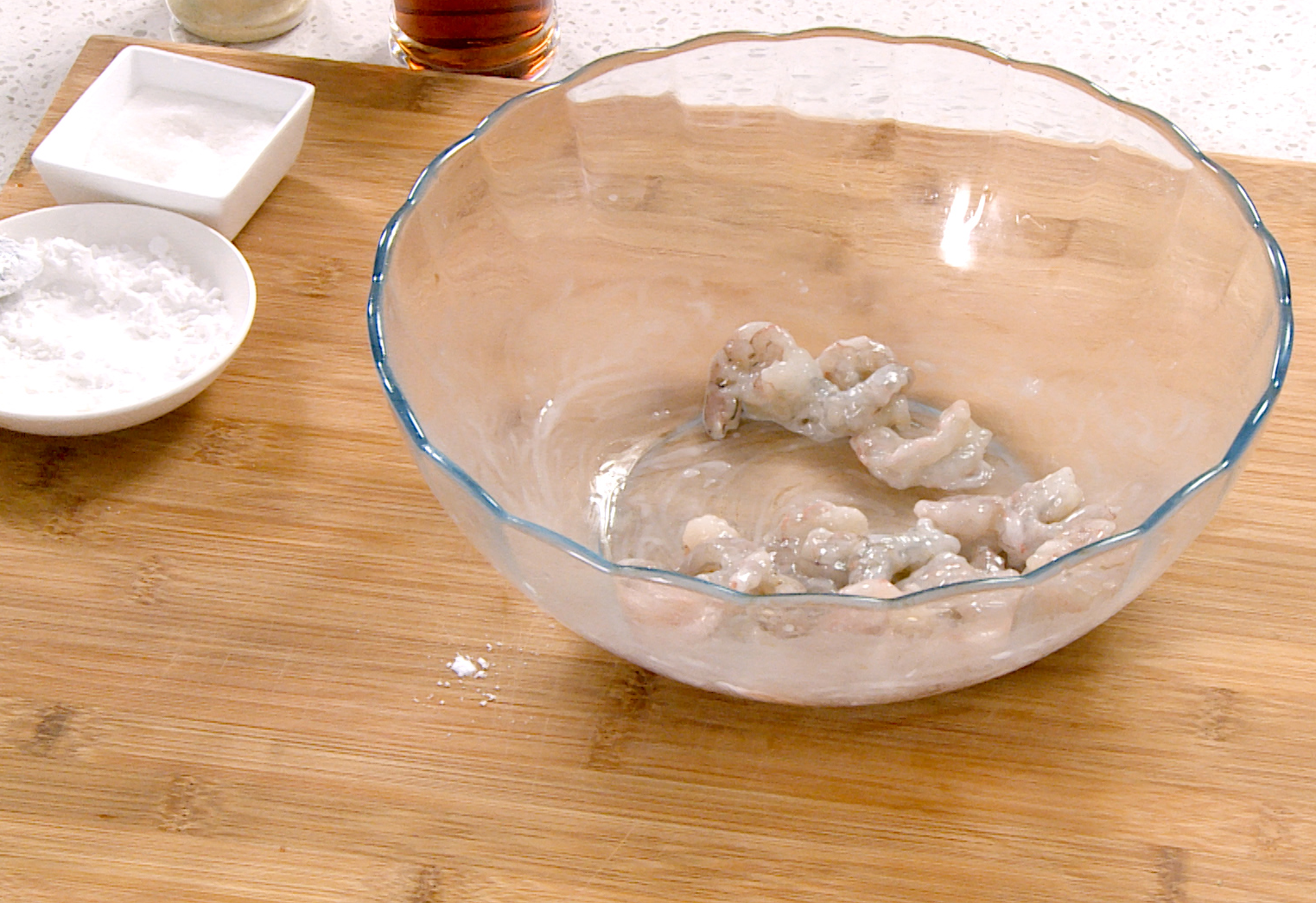 Marinate shrimp in salt, cooking wine, pepper, and cornstarch for 3 minutes.