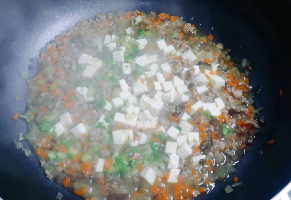 Cook tofu for 1 minute, add bok choy, season with salt and vinegar, and mix well.