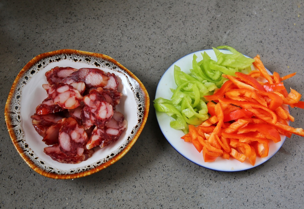 Slice Chinese sausage, clean for desalination. Julienne Serrano and red peppers.