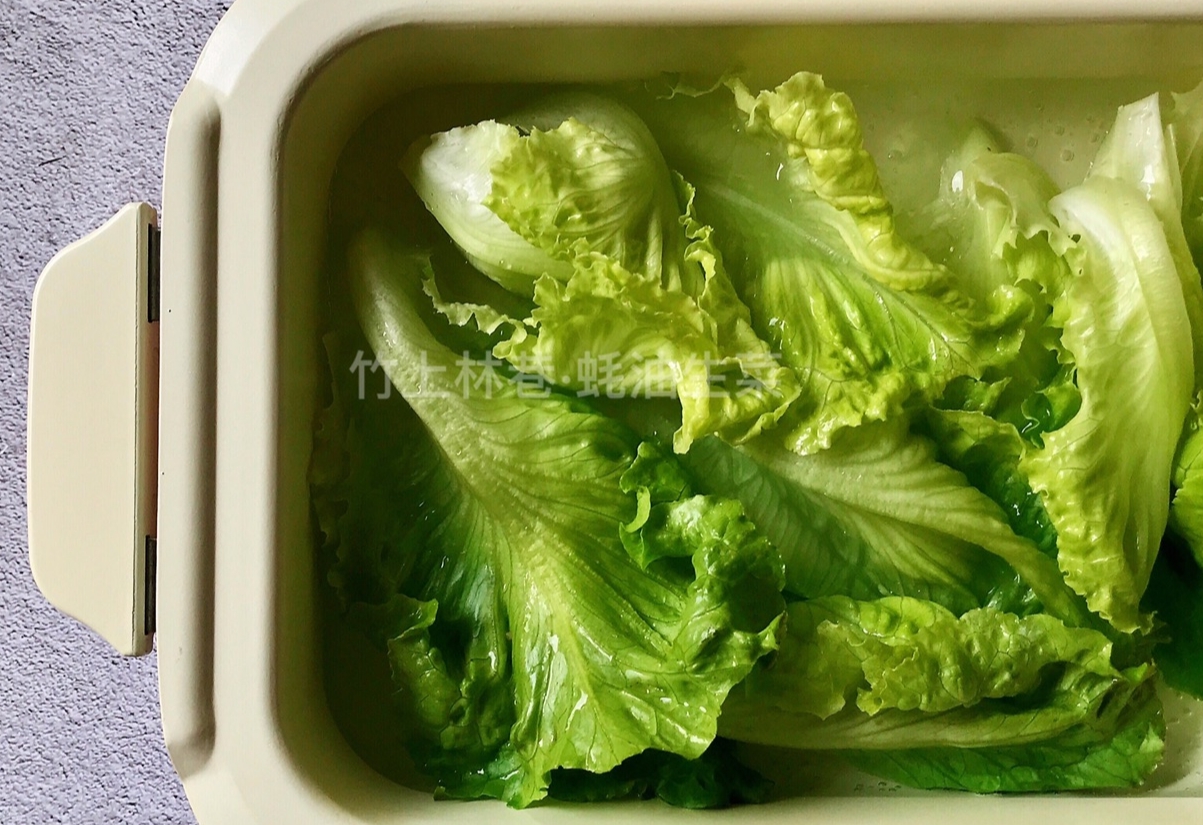 Wash lettuce, blanch in boiling water for 1 min.