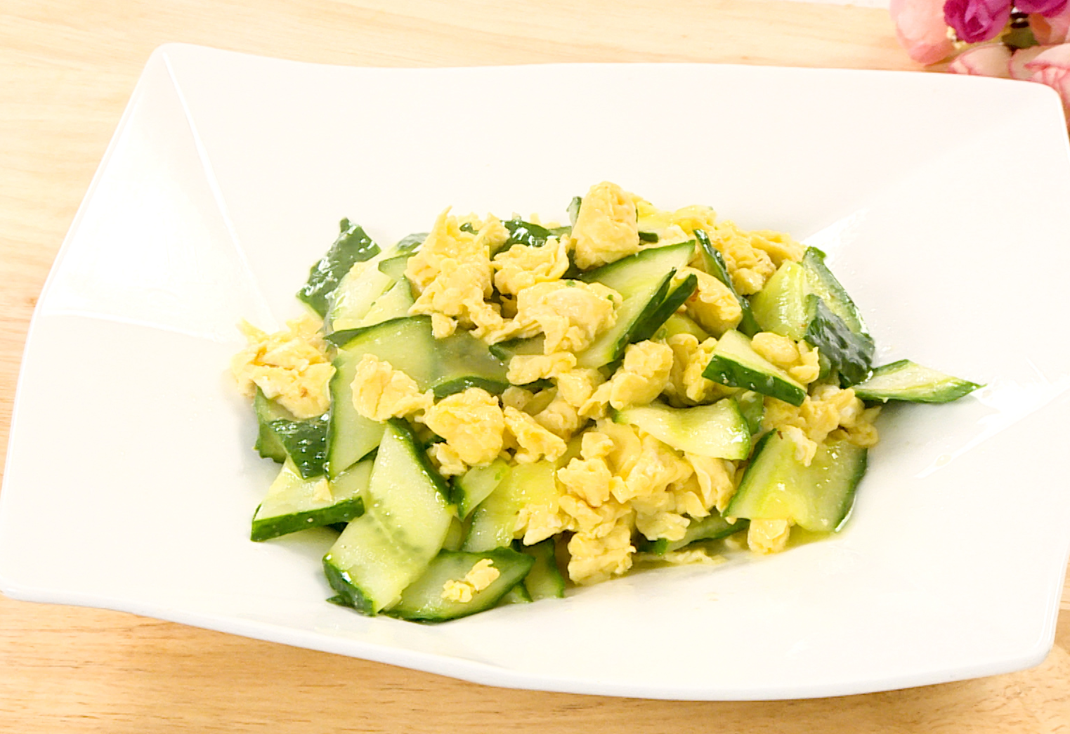 Stir-fry scrambled eggs with cucumber until golden for serving.