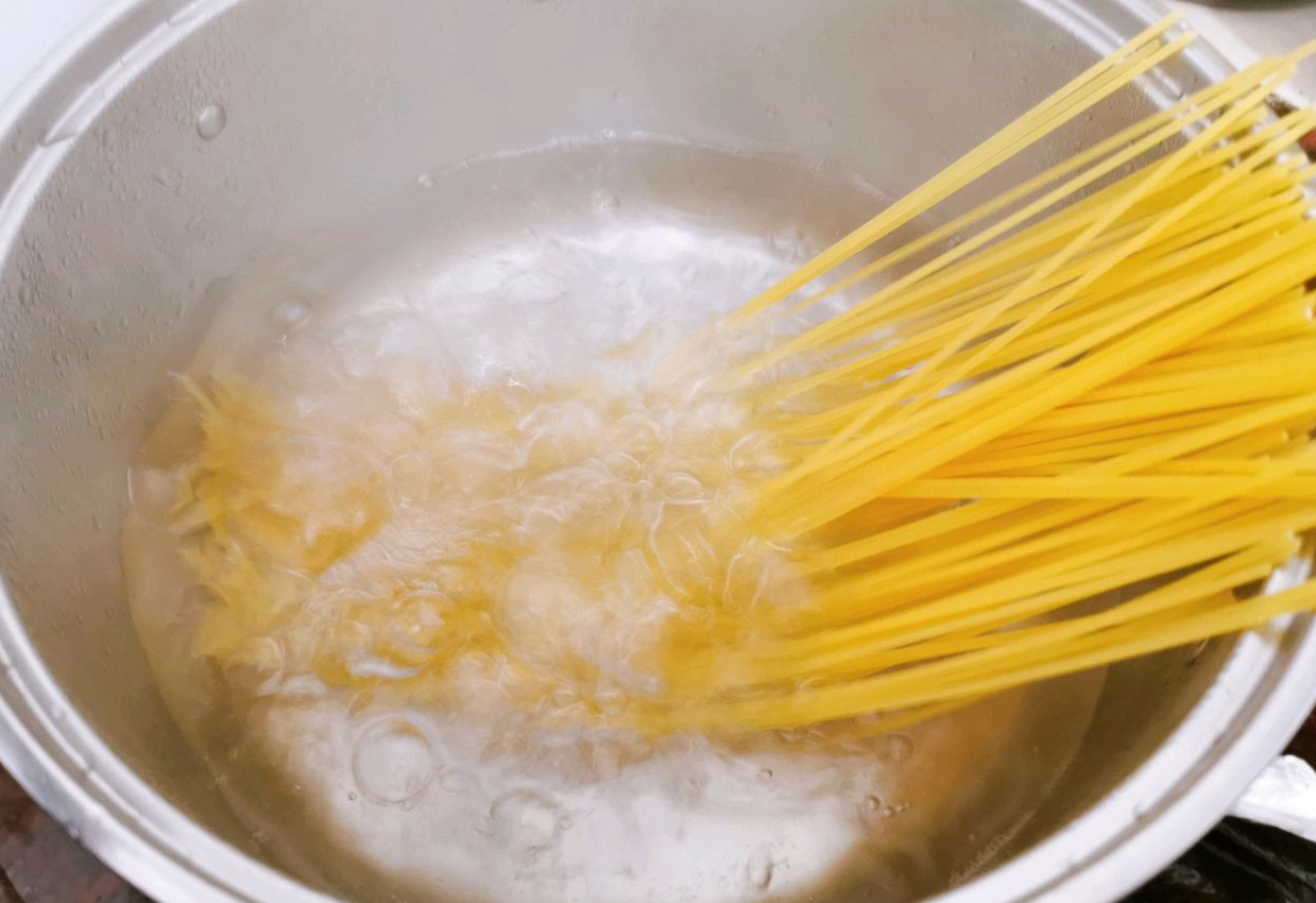 Boil water, add salt and spaghetti, cook for 8 minutes, drain.