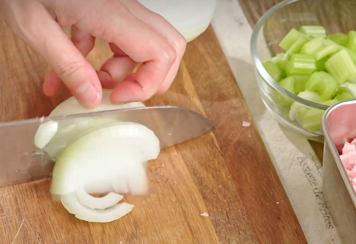 Prepare 80g of onion by washing and chopping.