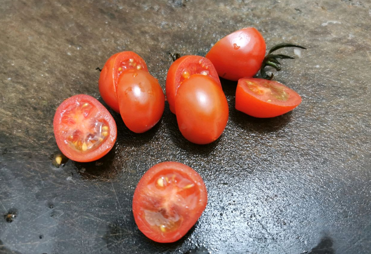 Instructions to prepare cherry tomatoes while cooking spaghetti.