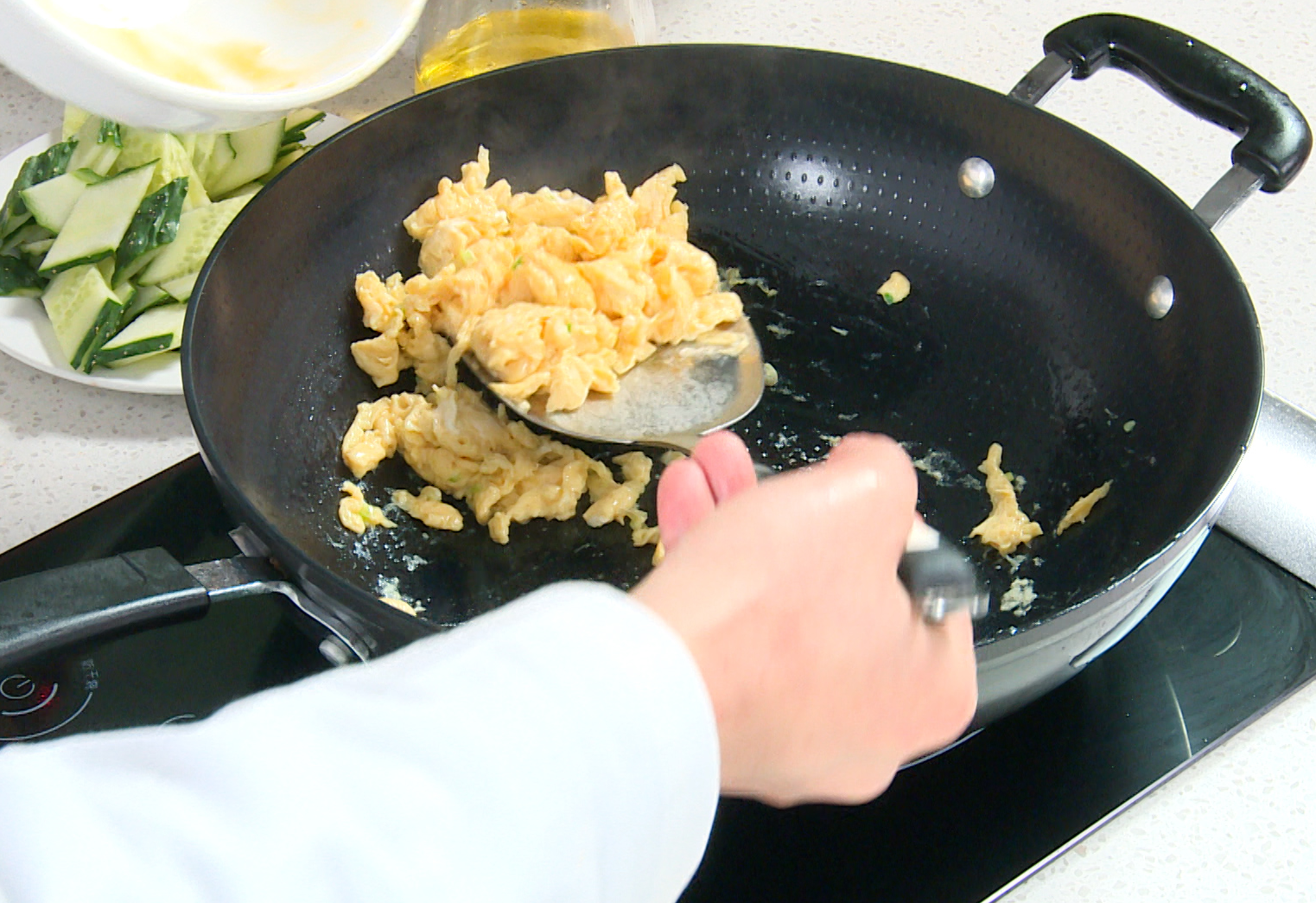 Cook eggs in oil over medium heat until set, then remove from pan.