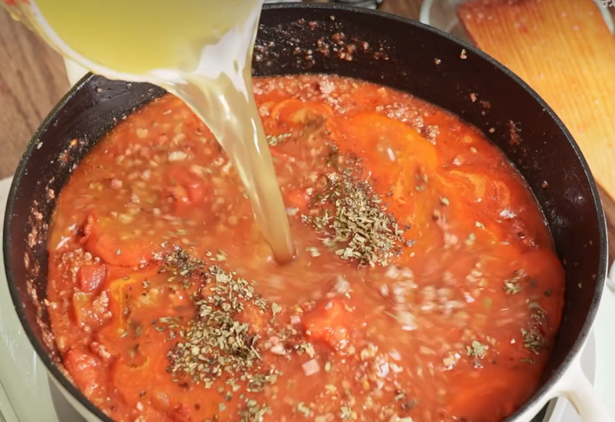 Simmer 300ml beef broth on low heat.