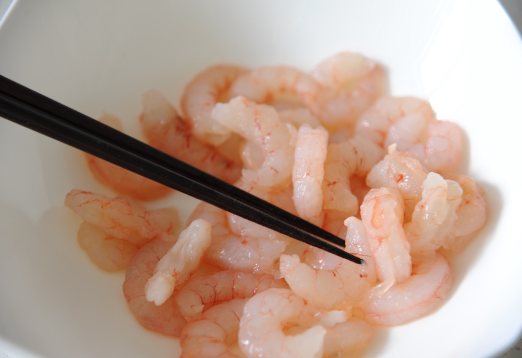 Marinate shrimp in cooking wine to eliminate odor; mix well for 3-5 minutes.