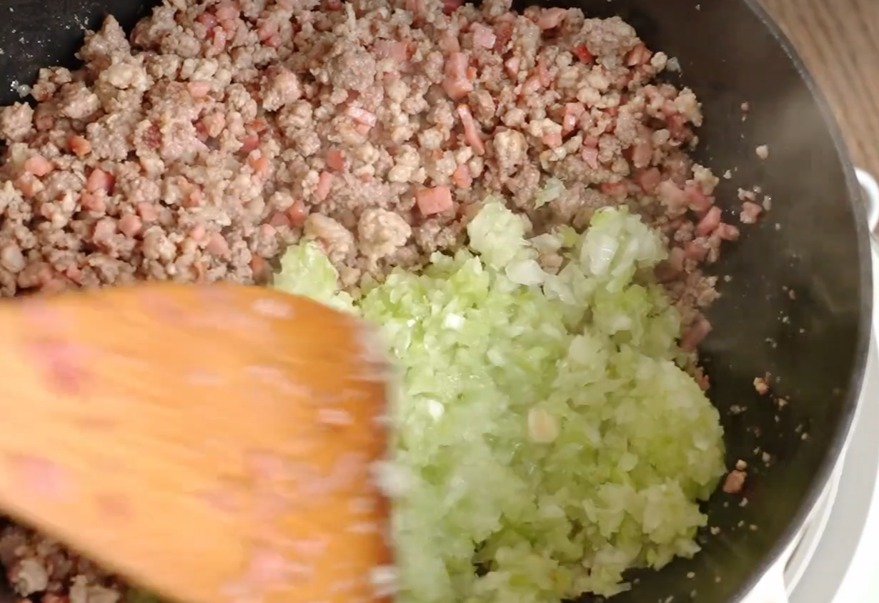 Cook ground vegetables evenly in the mixture.