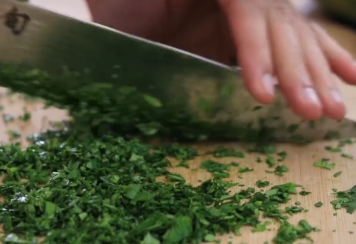 Finely chop 5g of cilantro for use in cooking.