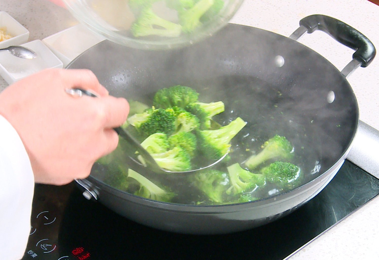 Blanch broccoli florets for 1-2 minutes until 40% cooked. Drain and set aside.