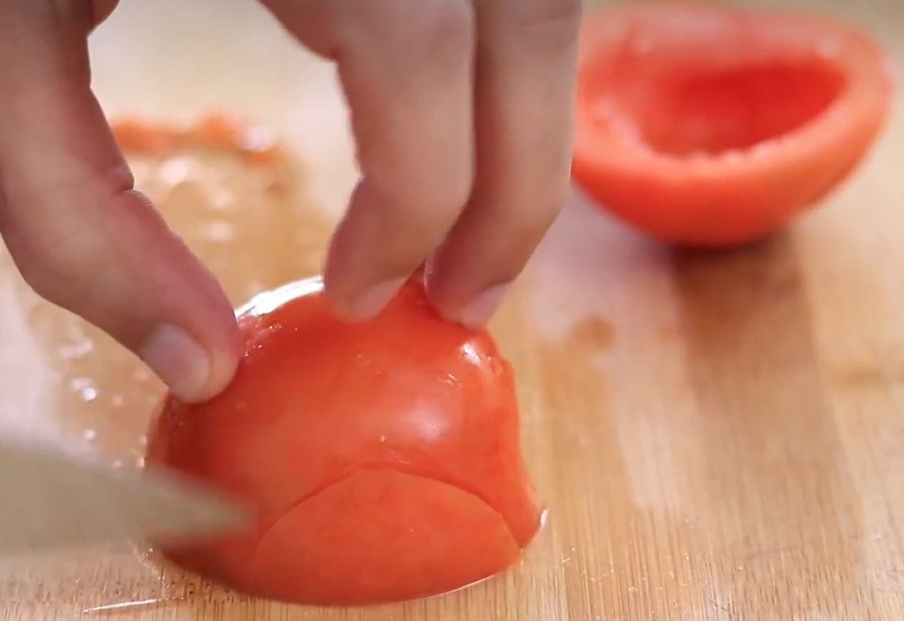 Cut 100g tomato into small pieces, removing seeds, and set aside.