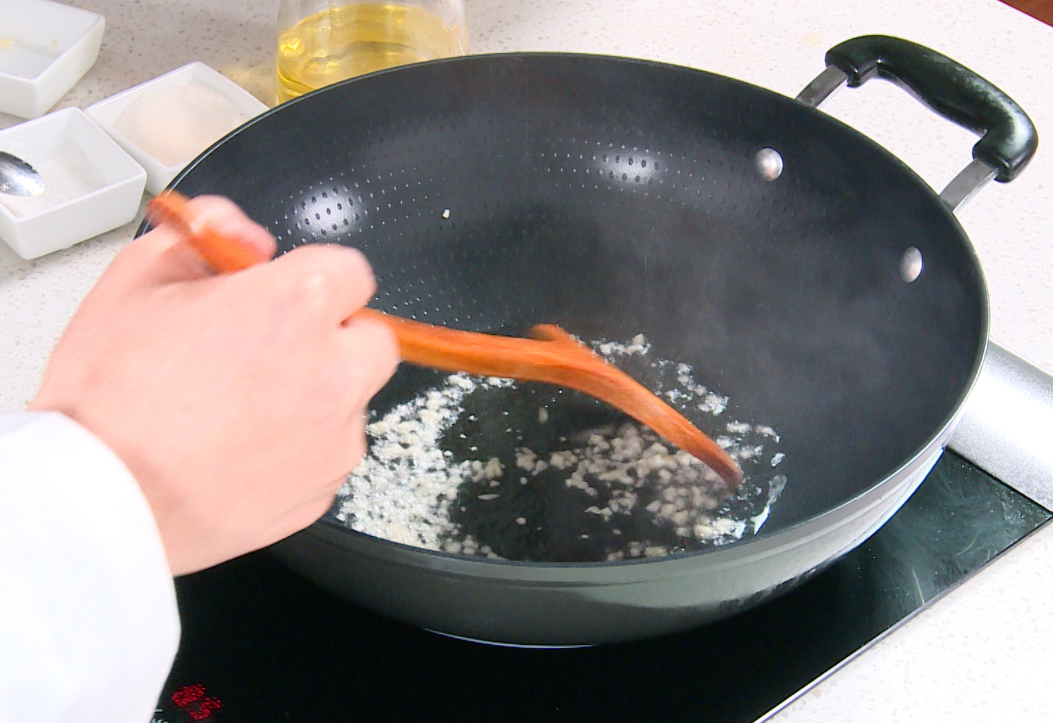 Heat oil in skillet, sauté minced garlic until fragrant.