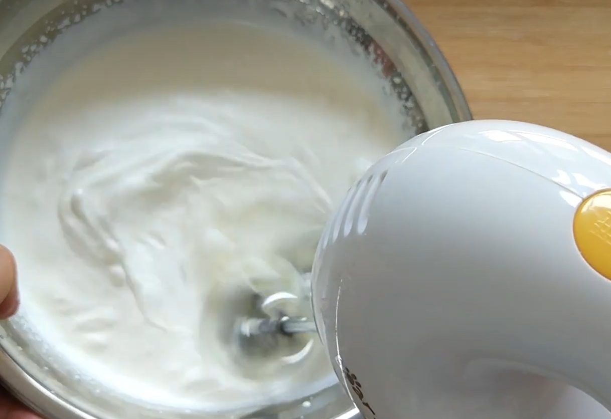 Whip 195g heavy cream for 2 mins