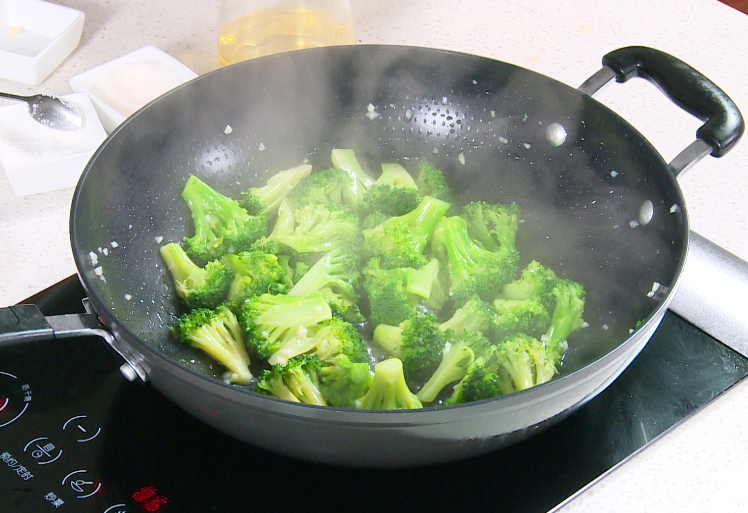 Add shine to broccoli by drizzling 1 tsp of vegetable oil for a glossy finish.