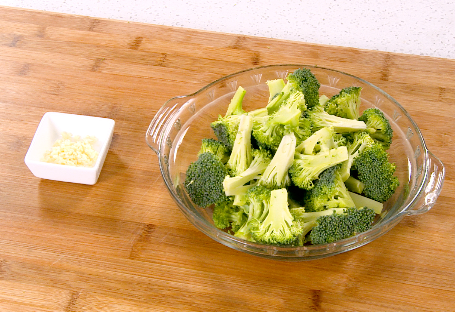 Instructions to prepare ingredients: Cut broccoli into florets (10.5 oz) and mince garlic.