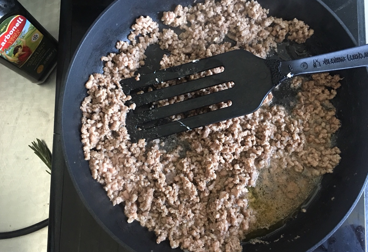 Brown 260g ground beef in 2 tbsp olive oil in a hot pan.