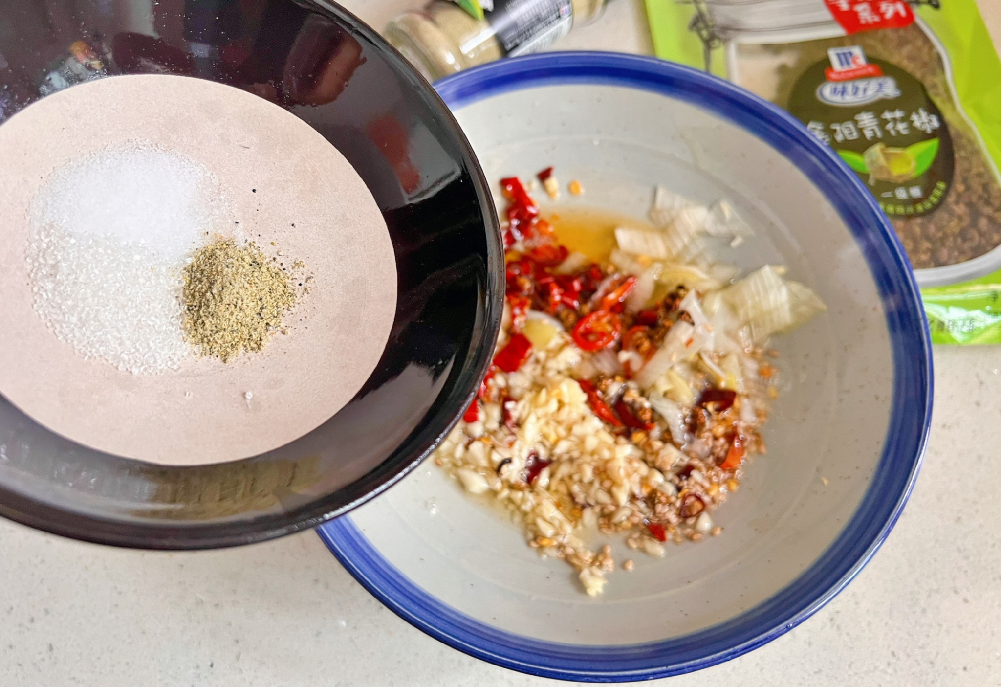 Instructions to add seasonings: 2g salt, 1g sugar, Sichuan pepper to bowl.