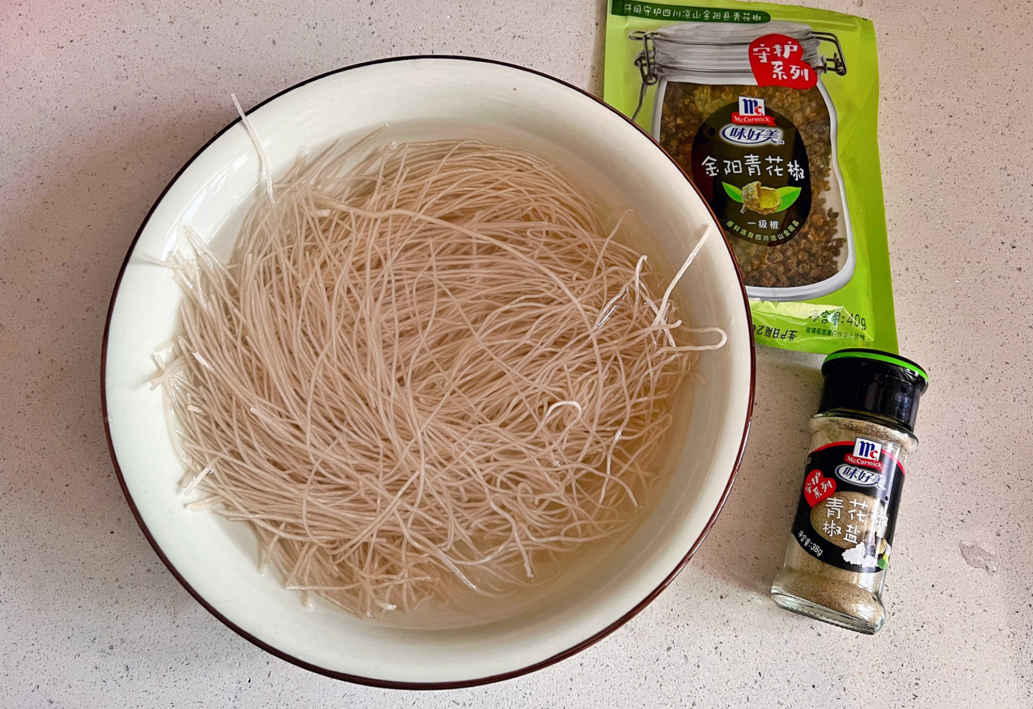 Soak 60g sweet potato starch noodles in cold water for 30 minutes.