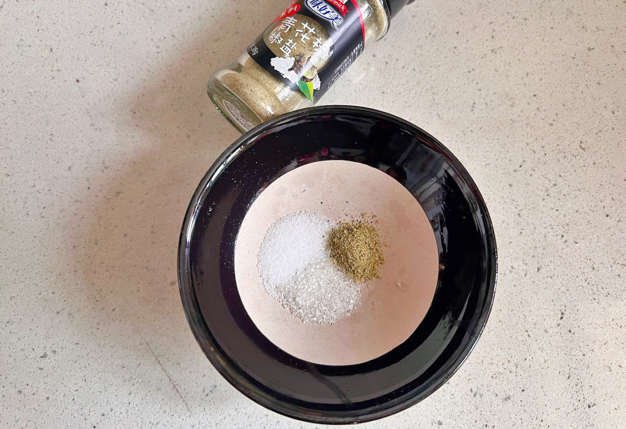 Instruction to add 1g of green Sichuan pepper salt to a bowl.